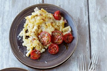 Deluxe macaroni cheese with grilled tomatoes recipe