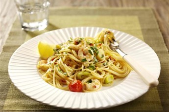 Pasta with leeks, chilli and prawns