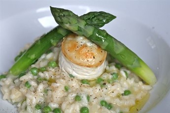Pea and ricotta risotto with asparagus