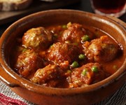 Albondigas en salsa (Meatballs in sauce) 